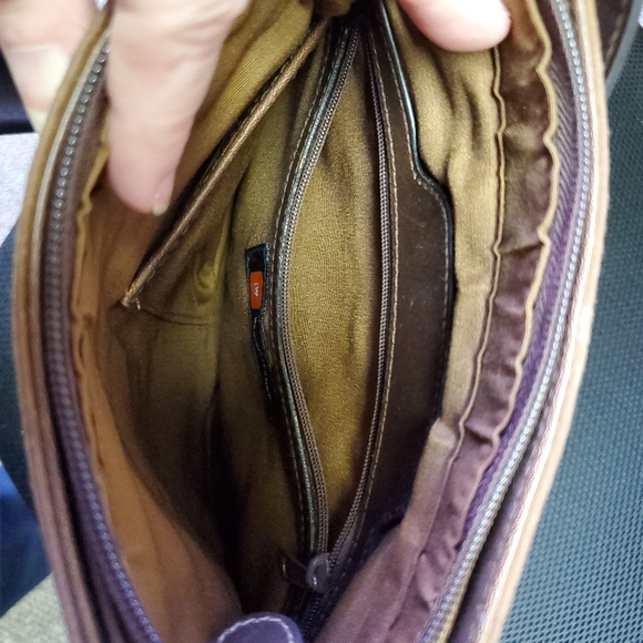 Leather crossbody, zipper closure by Wilson's leather - Picture 7 of 7